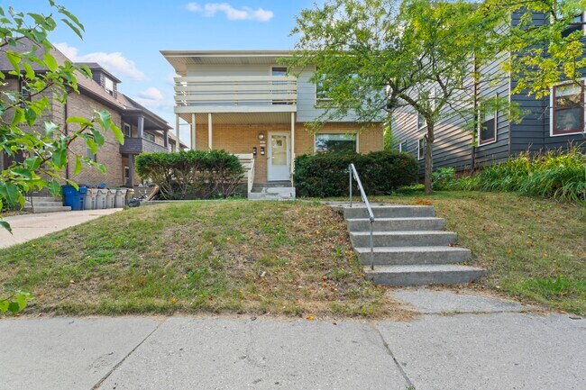 Foto del edificio - 3216 N Downer Ave