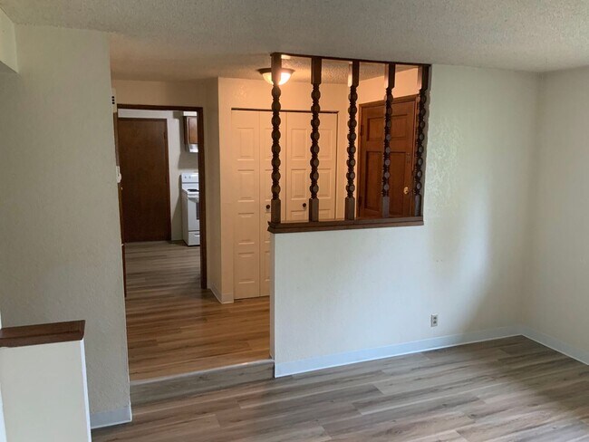 Building Photo - 3 Bedroom House in Springfield