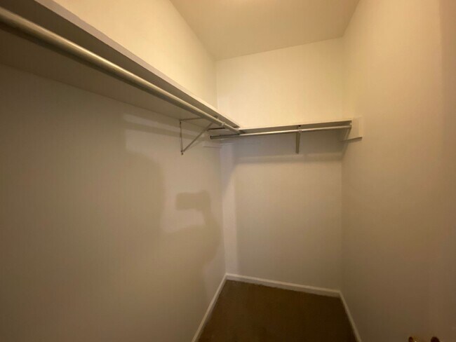Building Photo - 606 Elm