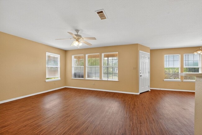 Building Photo - Charming 3-Bed, 2-Bath Home on Spacious Lo...