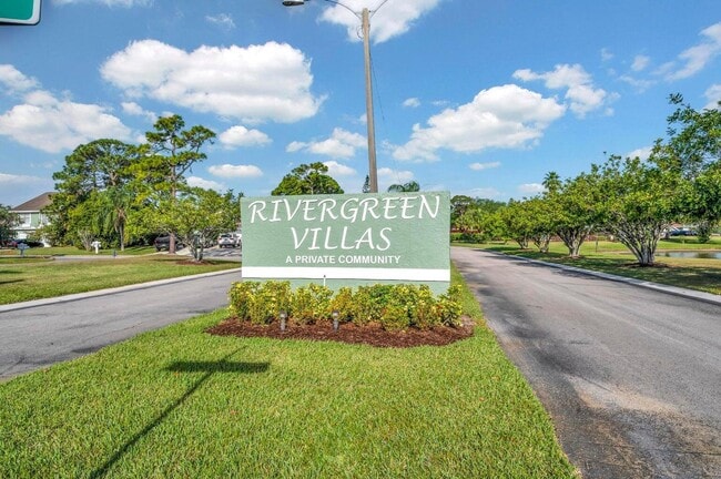 Building Photo - 1758 SE Ryecroft Ct
