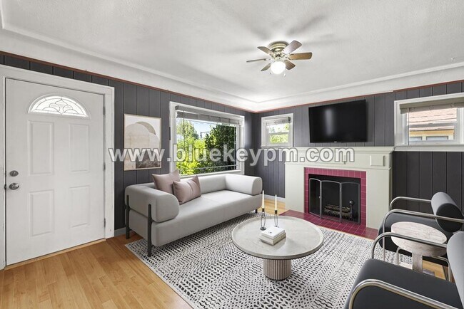 Building Photo - Fabulous Bungalow with 2 Beds, 1.5 Bathroo...