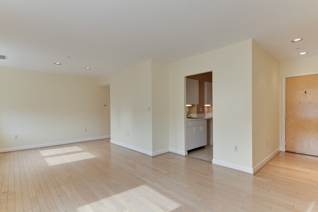 Building Photo - Two Bedroom in the Heart of Kalorama!