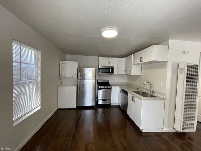 Building Photo - 1 br, 1 bath Duplex - 1103 12th St #B