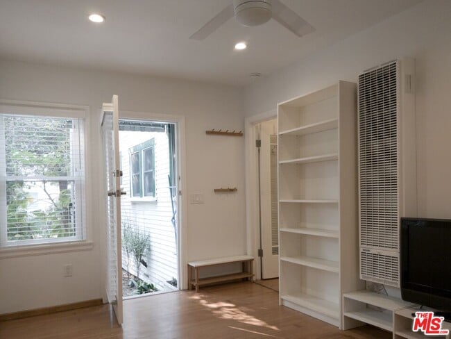 Building Photo - 729 9th St