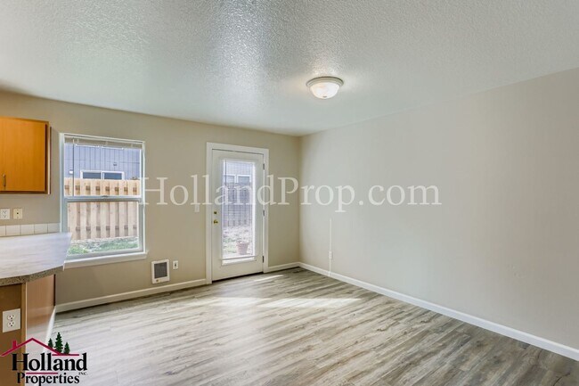 Foto del edificio - Great Location — 3BR Beaverton Townhome