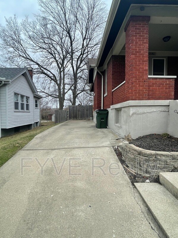 Foto del edificio - 2150 Cathedral Ave