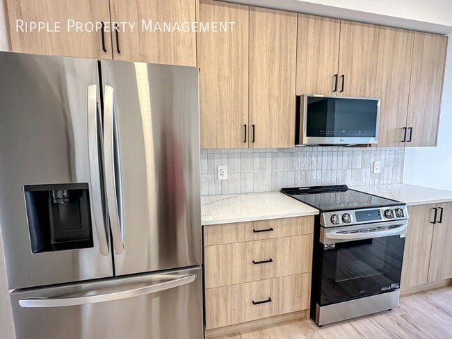 Building Photo - FANTASTIC 3 BEDS\2.5 BATHS MAIN FLOOR ONLY