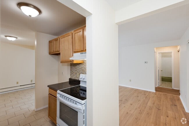 1BR, 1BA - 765SF - Kitchen/Dining Room - Oak Ridge Village