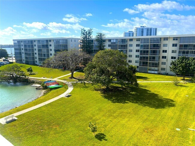 Foto del edificio - 2851 Leonard Dr