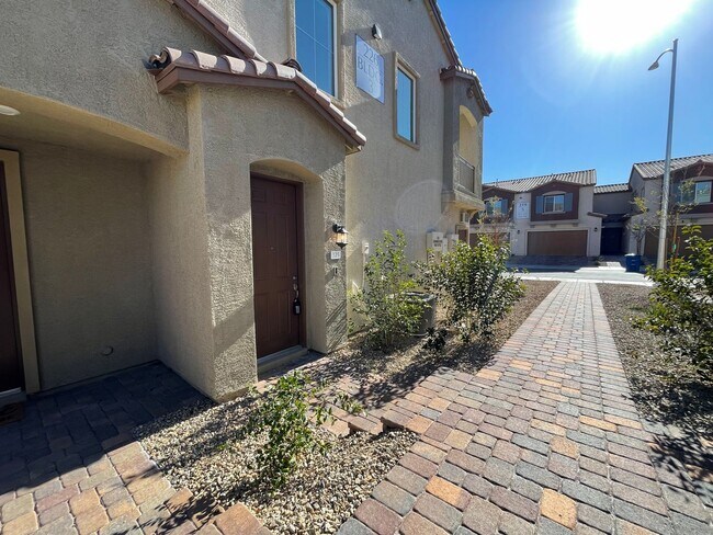 Foto del edificio - GATED 2 BED 2.5 BATH 2 CAR GARAGE 2 FLOOR ...