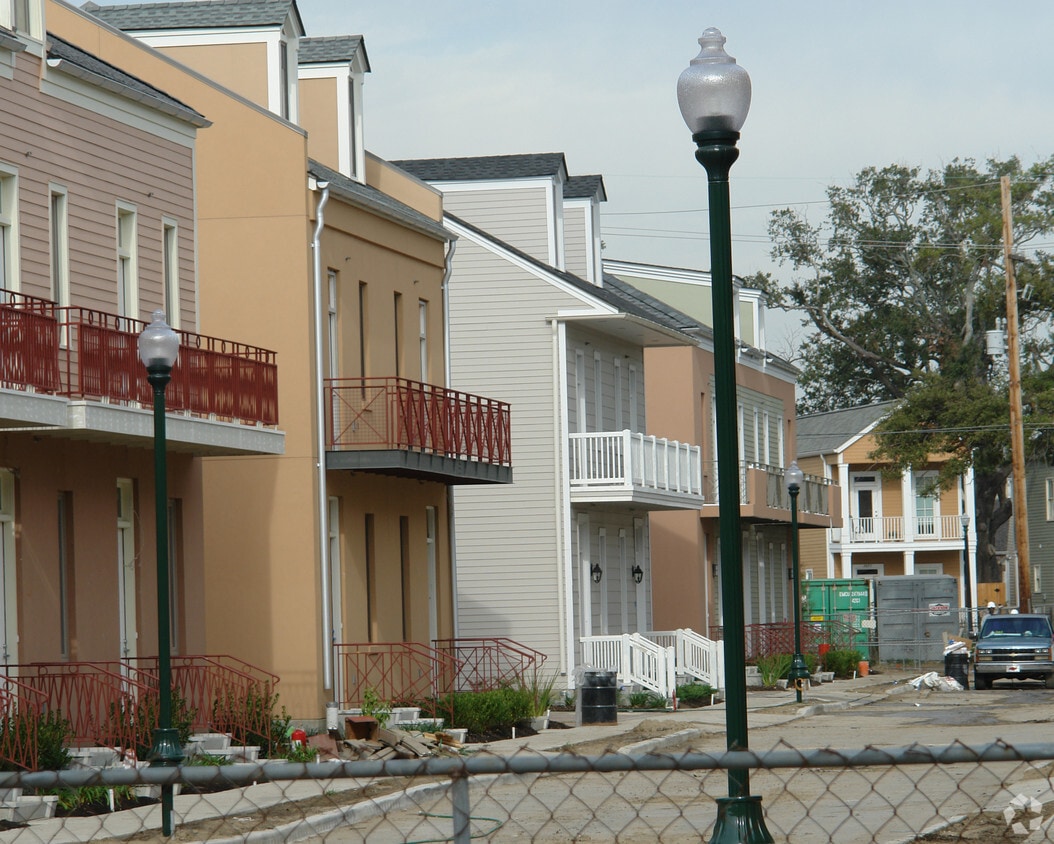 Building Photo - 733 Adele Dr