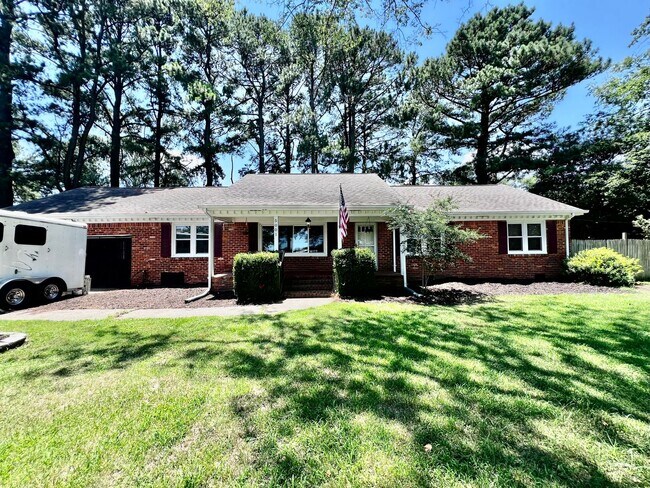 Building Photo - Brick ranch on half acre lot in Virginia B...