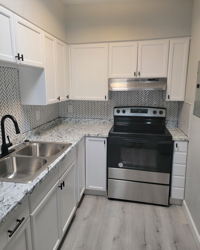 Building Photo - 3457 E Pima St