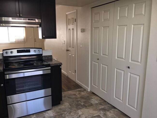 Building Photo - 2 Bedroom Townhouse - Garage/Washer-Dryer ...