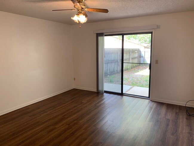 Foto del edificio - 716 Fairview Dr