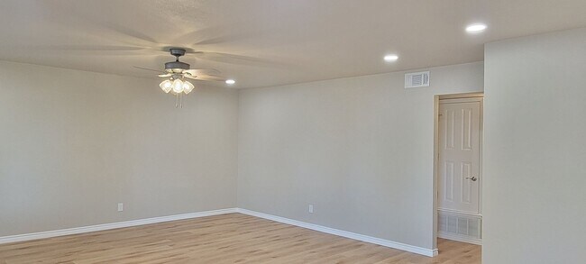Building Photo - UPDATED COLONIAL PARK CONDO