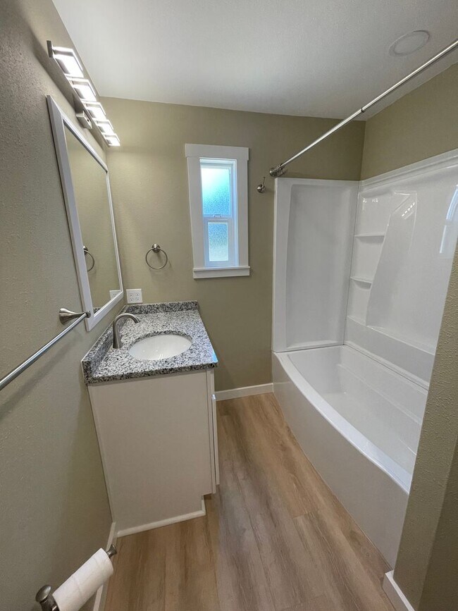 Building Photo - Fully Remodeled Home on Large Lot!