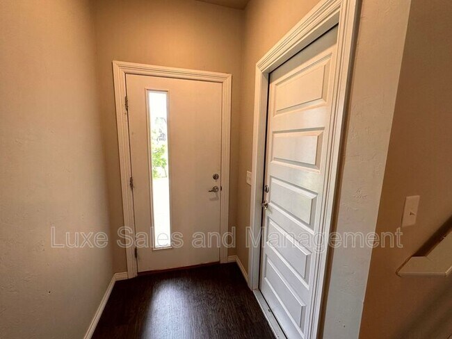 Foto del edificio - 2208 Camino Del Plaza Ln Ln