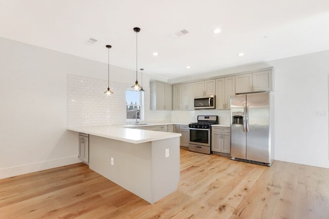 Building Photo - Huge (1,500 square feet) 2 bed, 2.5 bath in Lincoln Heights with parking, in-unit laundry and pri...