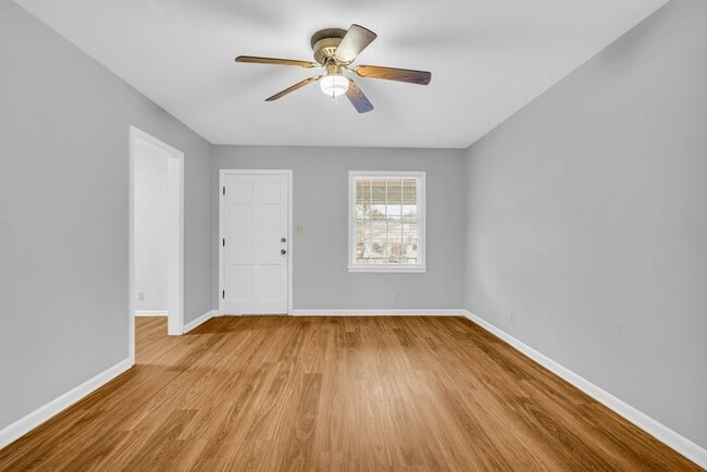 Building Photo - 412 6th St S