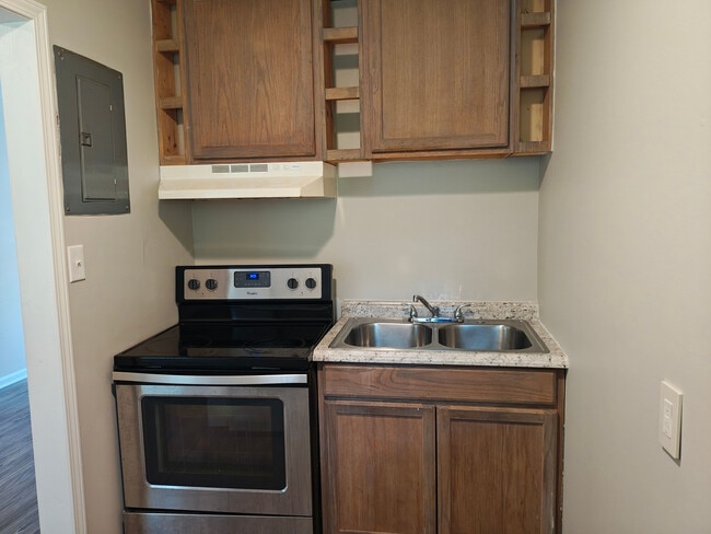 Foto del edificio - Room in Apartment on Overland Heights
