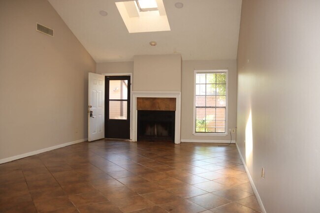 Building Photo - Townhome with covered parking