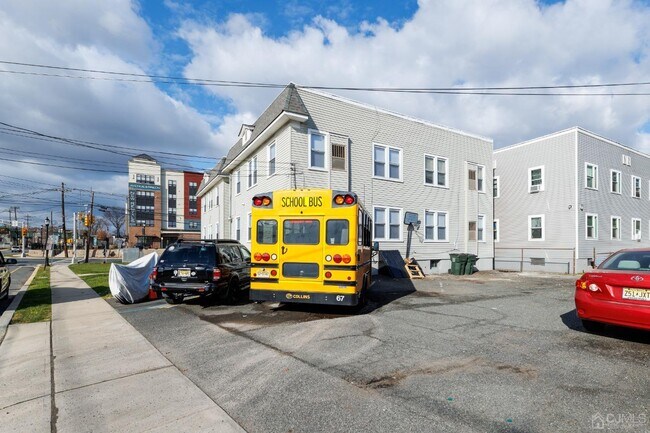 Building Photo - 8 E Green St