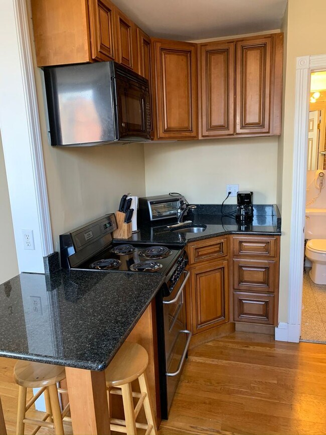 Foto del edificio - Nicely updated studio near the heart of Back Bay.