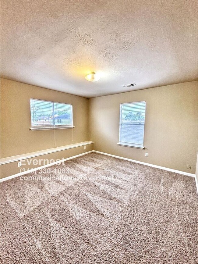 Foto del edificio - Beautiful 4-Bedroom Corner Lot Home in a P...