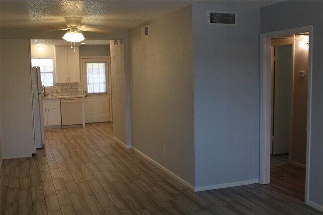 Foto del edificio - 1016 W Tri Oaks Ln