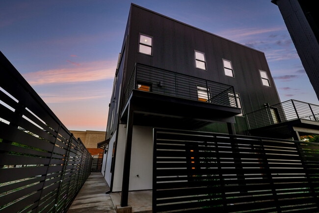 Building Photo - 1266 Oregon St