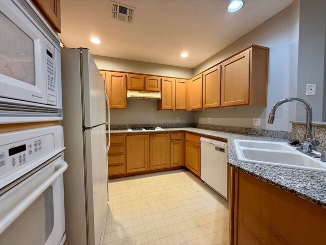 Foto del edificio - 2/BD 2/BA Third Floor Condo in Guard-Gated...