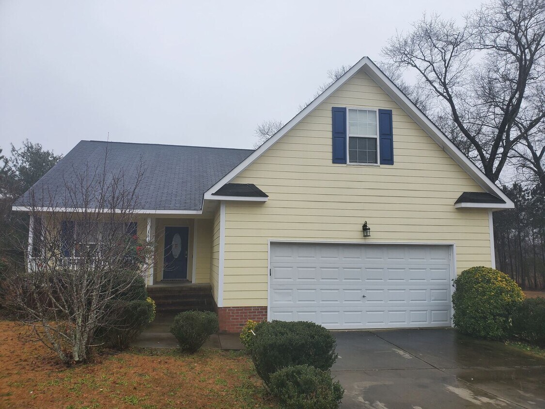 Foto principal - 3 bd/ 2 ba located MINUTES from Fort Bragg...