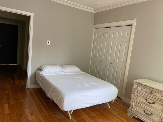 Master Bedroom - 1318 W Sunnyside Ave