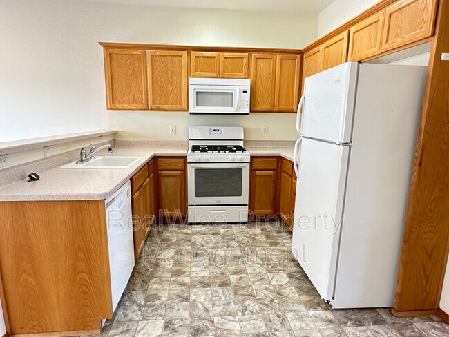 Building Photo - 1556 SW Reindeer Ave