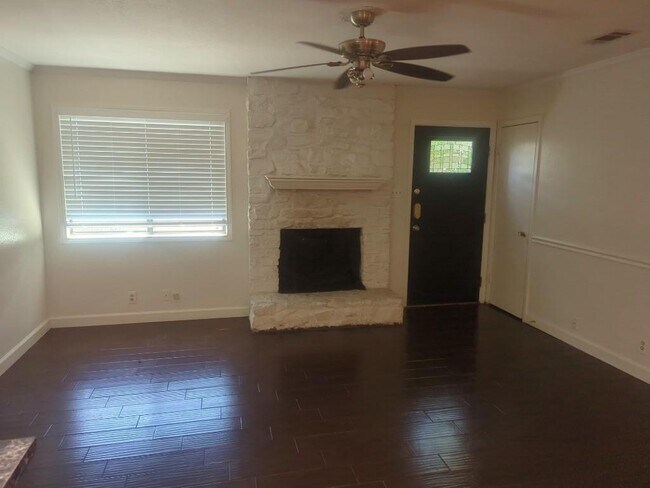 Foto del edificio - 8708 Piney Point Dr