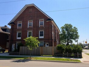 Building Photo - 134 Victoria St S