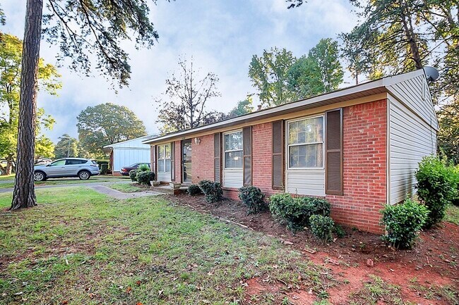 Building Photo - 1240 Milan Rd E