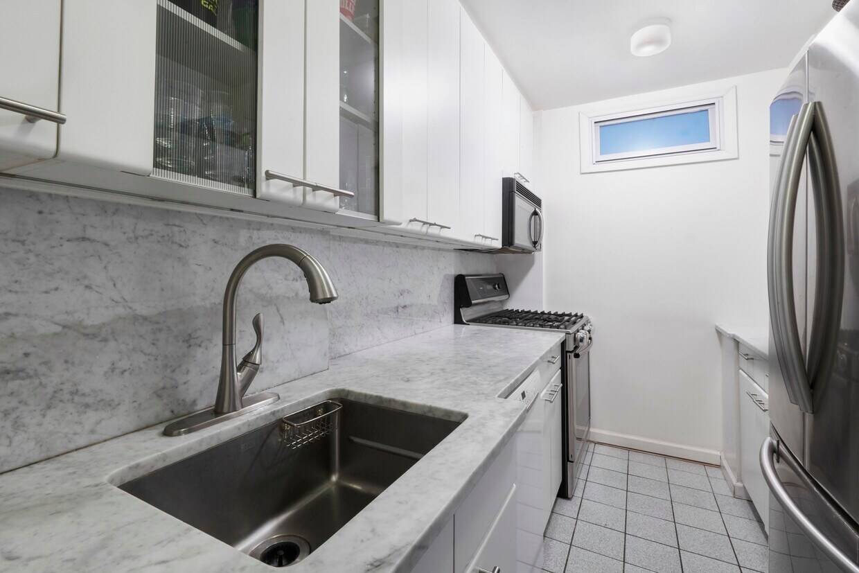 Building Photo - 1 BED WITH BONUS ROOM!