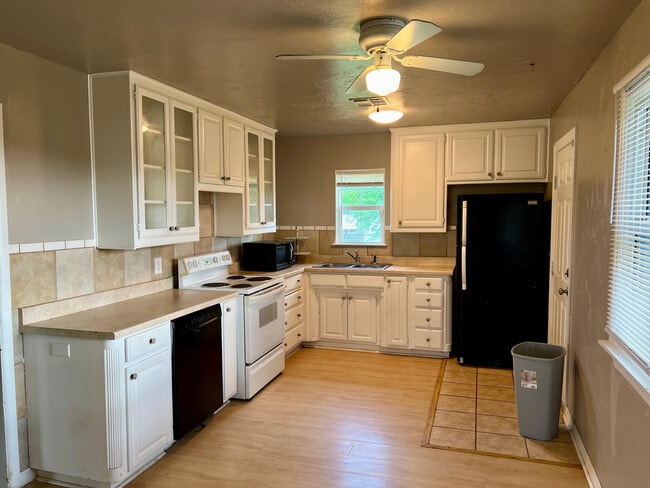 Building Photo - 8901 Rolling Meadows Dr
