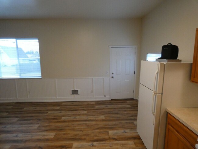 Building Photo - APPLICATION PENDING - 518 Race 3 bed Duplex