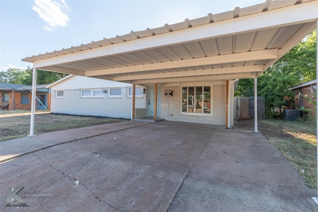 Building Photo - Furnished 3 bedroom 2 bathroom