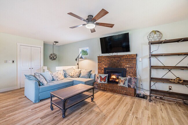 Foto del edificio - 5 Bedroom House on Large Lot in Scotch Pines