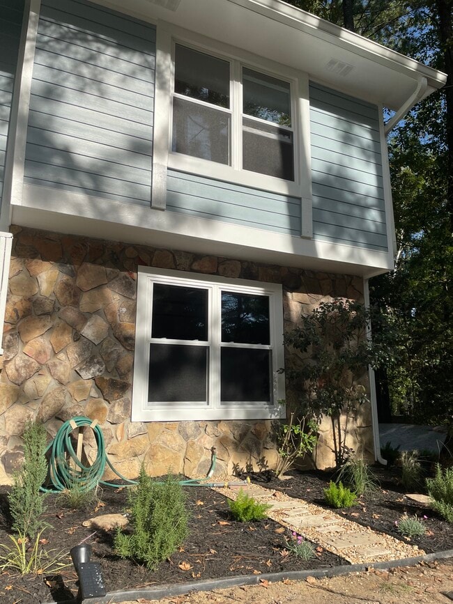 Building Photo - 1169 Hillcrest Ct
