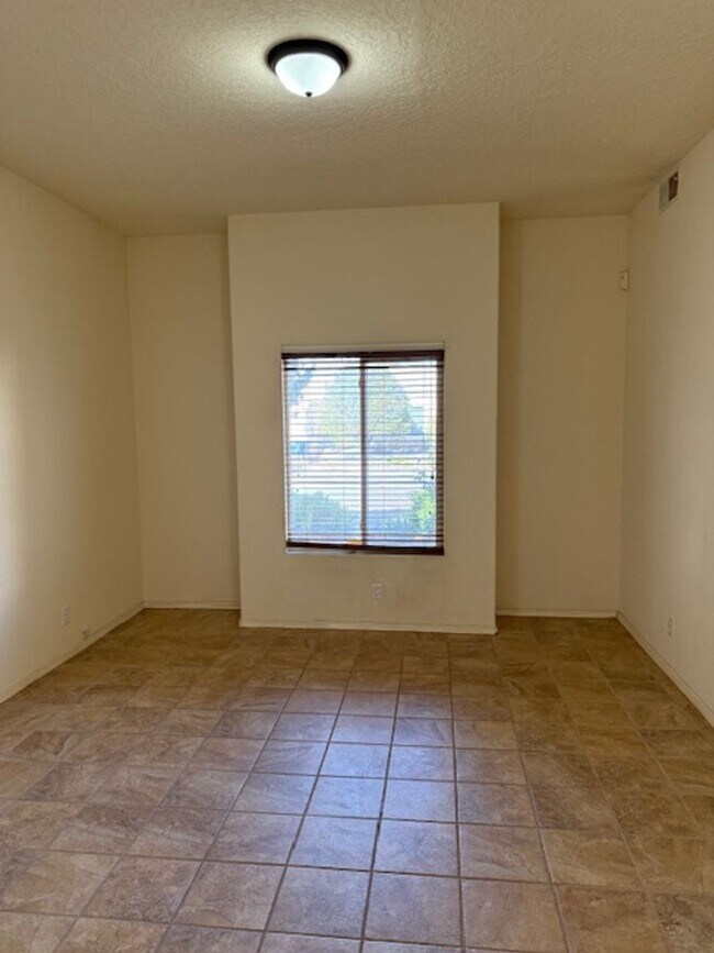 Foto del edificio - HOLIDAY RENT REDUCTIION ! Spacious 3 Bedroom 2 Bathroom and 2 Car Garage in beautiful NE Heights ...