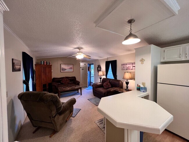 Foto del edificio - Recently renovated-3 bedroom/2 bathroom home-fully furnished-located in Tanglewood Subdivision