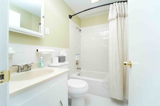 Building Photo - 176 Maple Ave