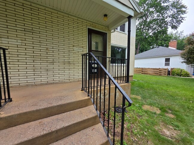 Building Photo - 626-628 Ripley Ave