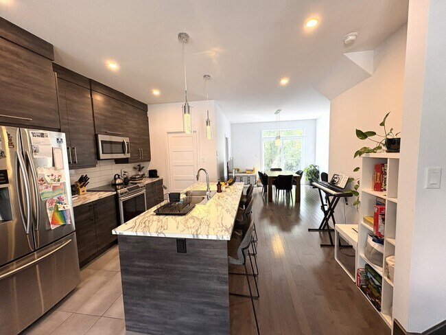 Building Photo - 3859 Rue Émile